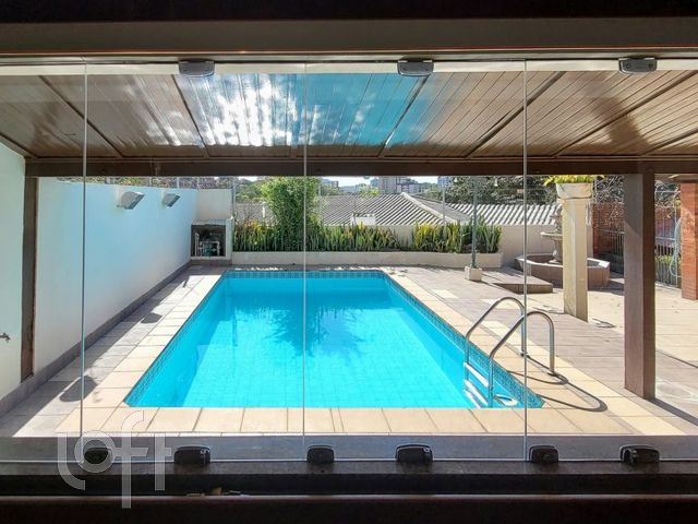 Casa com 318m², 4 dormitórios, 2 suítes, 5 vagas, Três Figueiras em Porto Alegre