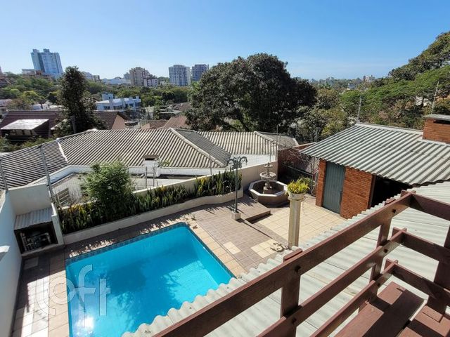 Casa com 318m², 4 dormitórios, 2 suítes, 5 vagas, Três Figueiras em Porto Alegre