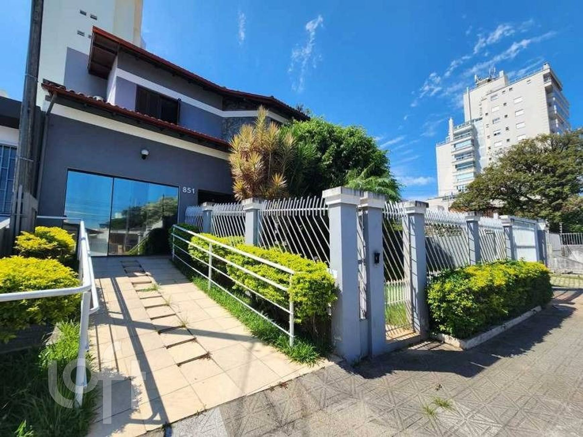 Casa Residencial com 278m², 4 quartos, 2 suítes, 2 garagens, no bairro Estreito em Florianópolis