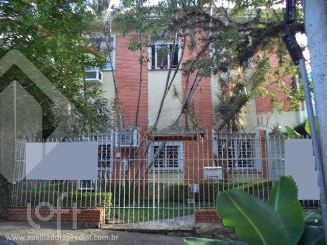Casa com 250m², 6 dormitórios, 2 suítes, 3 vagas, Petrópolis em Porto Alegre