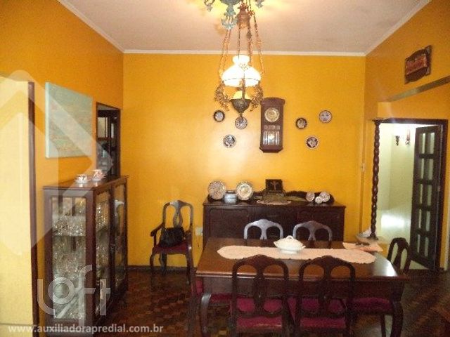 Casa com 250m², 6 dormitórios, 2 suítes, 3 vagas, Petrópolis em Porto Alegre