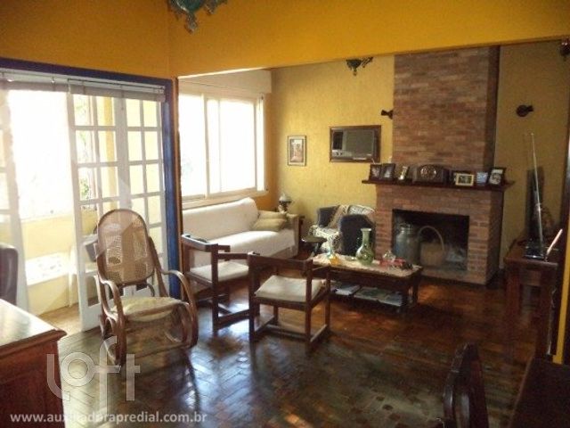 Casa com 250m², 6 dormitórios, 2 suítes, 3 vagas, Petrópolis em Porto Alegre