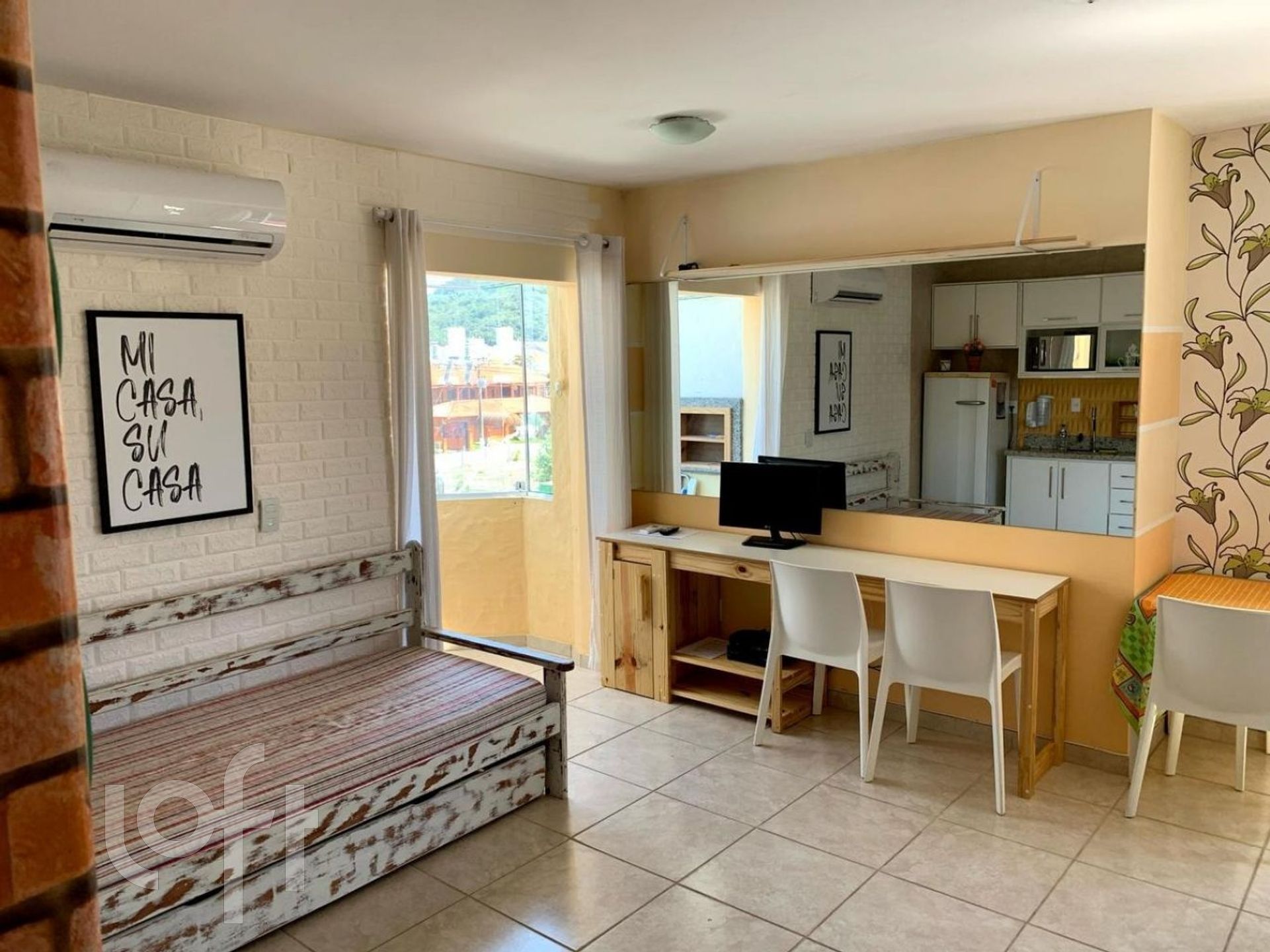 Apartamento à venda em Canasvieiras com 32 m², 1 quarto, 1 vaga