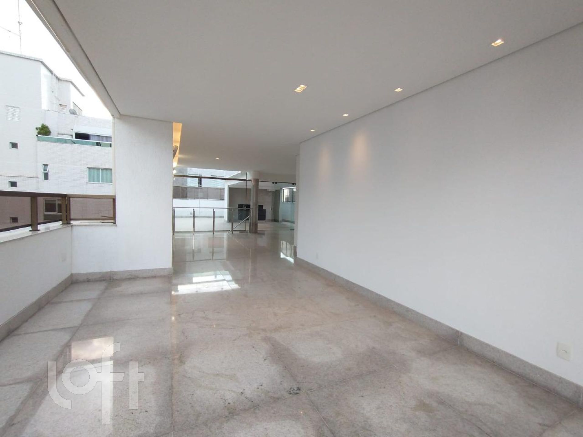 Apartamento à venda com 4 quartos, 377m² - Foto 2