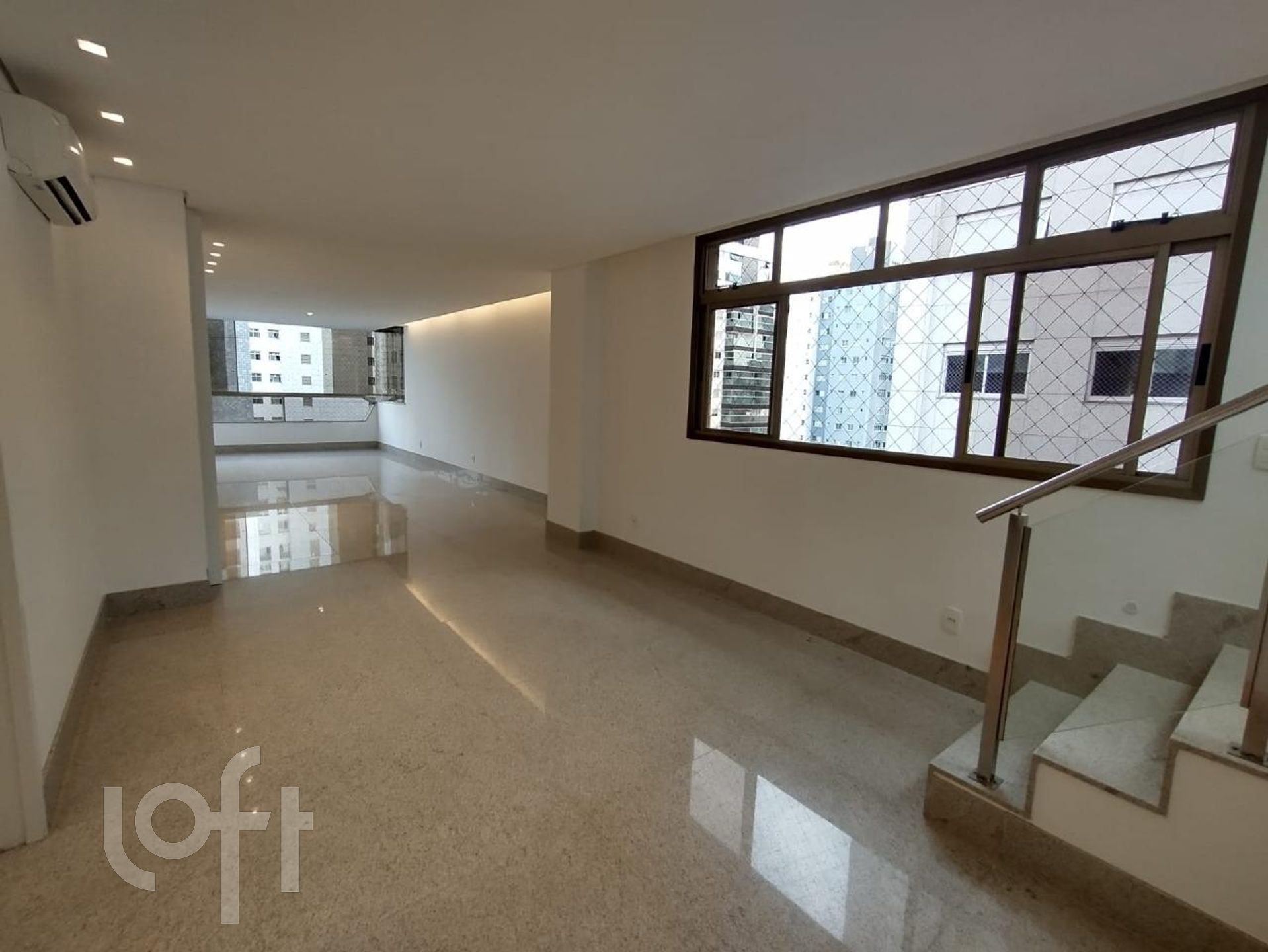 Apartamento à venda com 4 quartos, 377m² - Foto 1