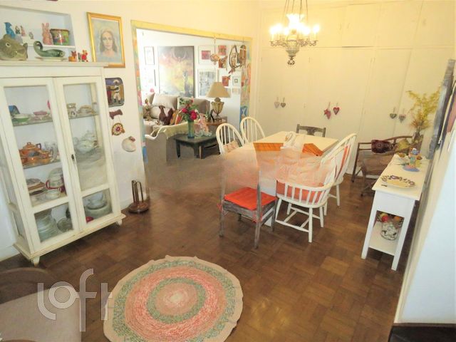 Casa com 150m², 2 dormitórios, 4 vagas, Menino Deus em Porto Alegre