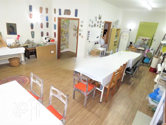 Casa com 150m², 2 dormitórios, 4 vagas, Menino Deus em Porto Alegre