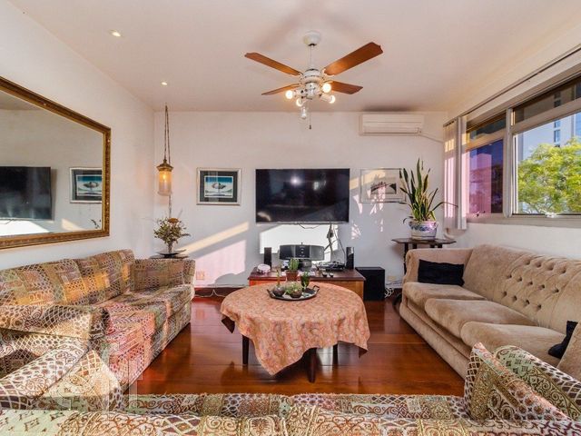 Apartamento com 138m², 3 dormitórios, 1 suíte, 2 vagas, Petrópolis em Porto Alegre