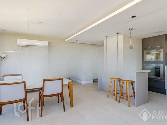 Apartamento com 90m², 2 dormitórios, 1 suíte, 2 vagas, Petrópolis em Porto Alegre