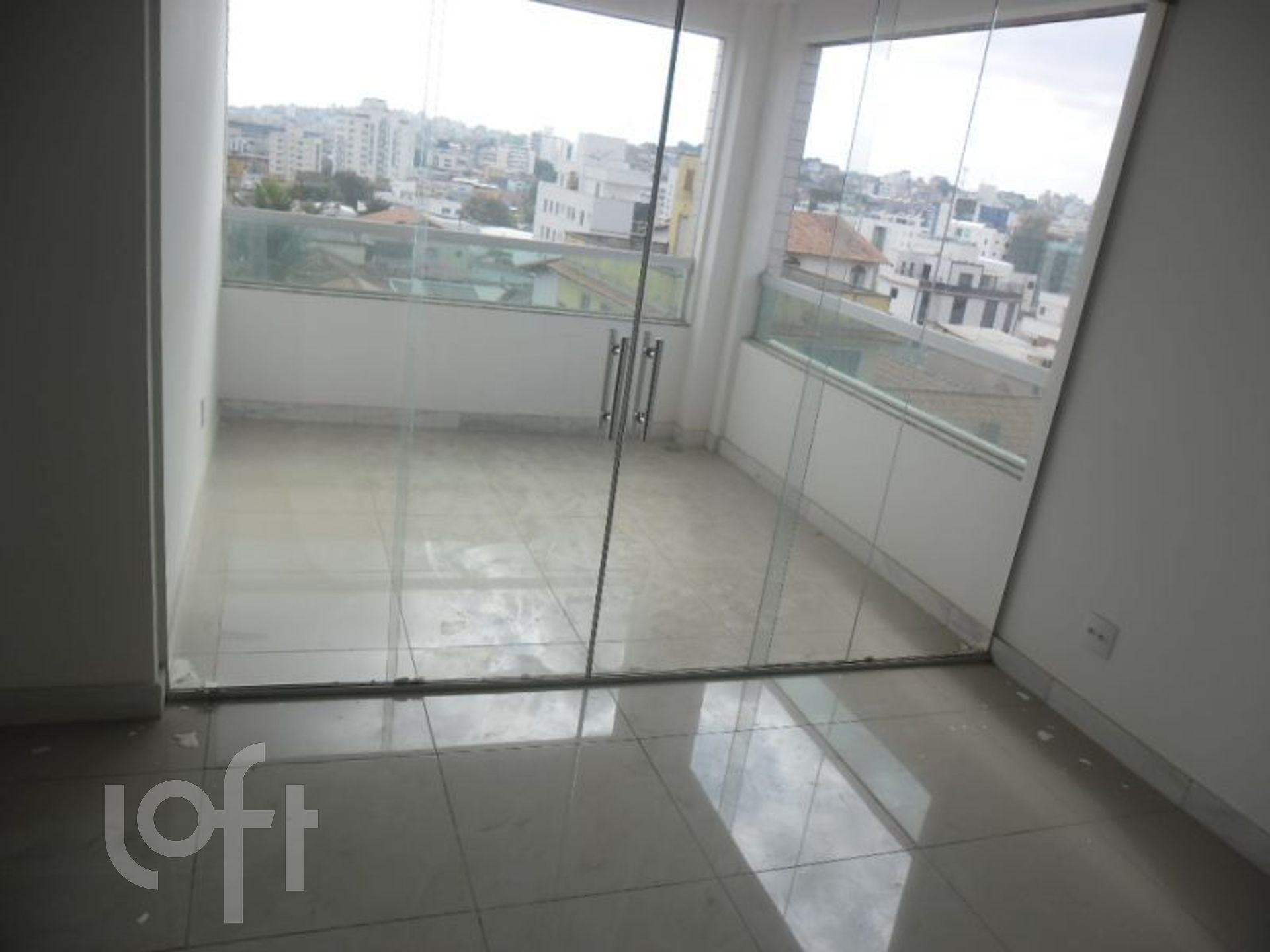 Apartamento à venda com 2 quartos, 64m² - Foto 2