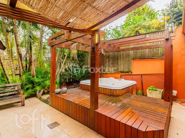 Casa em Condomínio com 376m², 5 dormitórios, 1 suíte, 3 vagas, Três Figueiras em Porto Alegre
