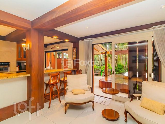 Casa em Condomínio com 376m², 5 dormitórios, 1 suíte, 3 vagas, Três Figueiras em Porto Alegre