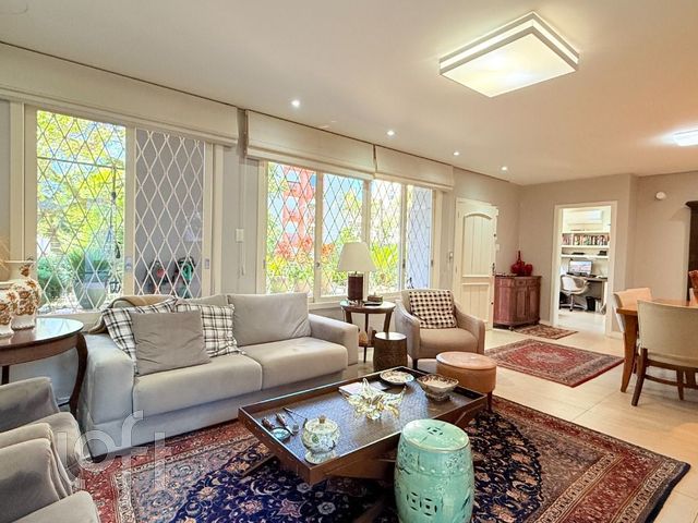 Casa com 205m², 3 dormitórios, 2 suítes, 3 vagas, Petrópolis em Porto Alegre