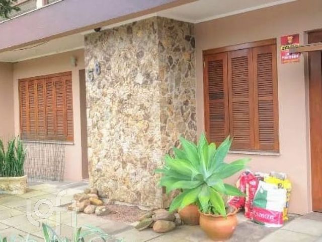 Casa com 300m², 3 dormitórios, 1 suíte, 5 vagas, Vila Ipiranga em Porto Alegre