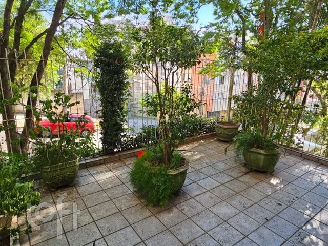 Casa com 400m², 6 dormitórios, 2 suítes, 4 vagas, Petrópolis em Porto Alegre