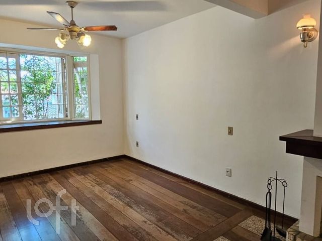 Casa com 400m², 6 dormitórios, 2 suítes, 4 vagas, Petrópolis em Porto Alegre