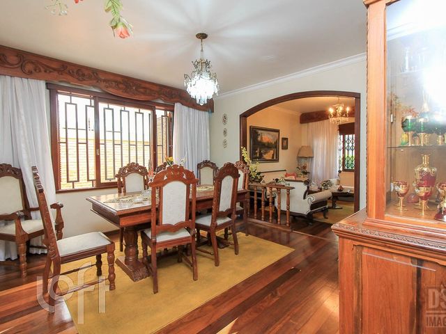 Casa com 442m², 7 dormitórios, 3 suítes, 8 vagas, Santana em Porto Alegre