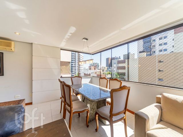 Apartamento com 105m², 2 dormitórios, 1 suíte, 2 vagas, Petrópolis em Porto Alegre