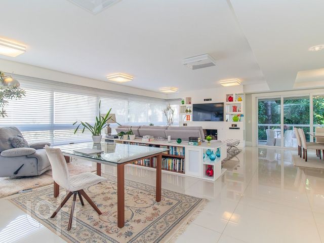 Apartamento com 237m², 3 dormitórios, 3 suítes, 3 vagas, Petrópolis em Porto Alegre
