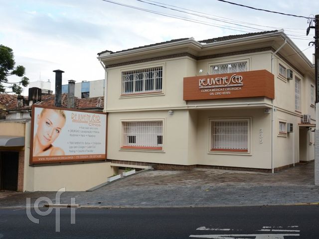 Casa com 450m², 1 dormitório, 2 vagas, Rio Branco em Porto Alegre