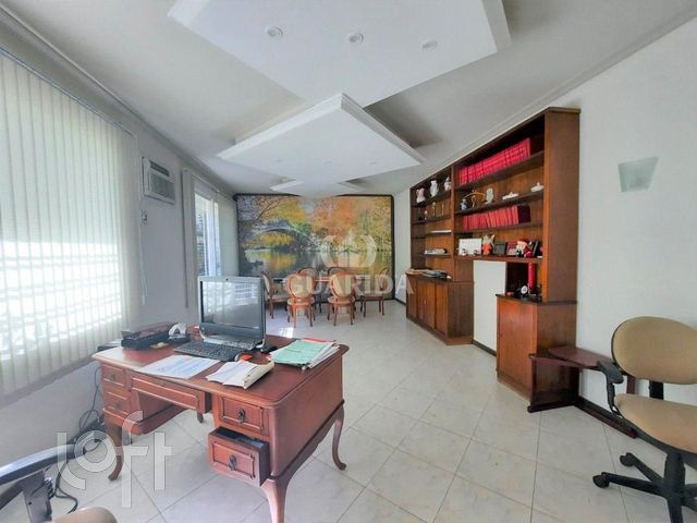 Casa com 226m², 3 dormitórios, 1 suíte, 3 vagas, Três Figueiras em Porto Alegre