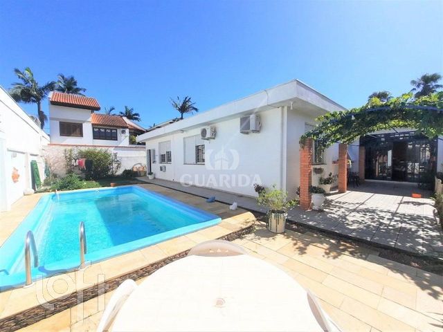 Casa com 226m², 3 dormitórios, 1 suíte, 3 vagas, Três Figueiras em Porto Alegre