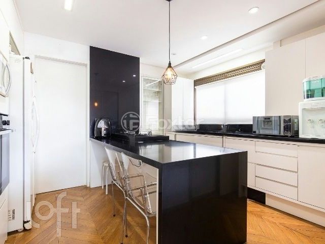 Apartamento com 254m², 3 dormitórios, 1 suíte, 2 vagas, Moinhos de Vento em Porto Alegre