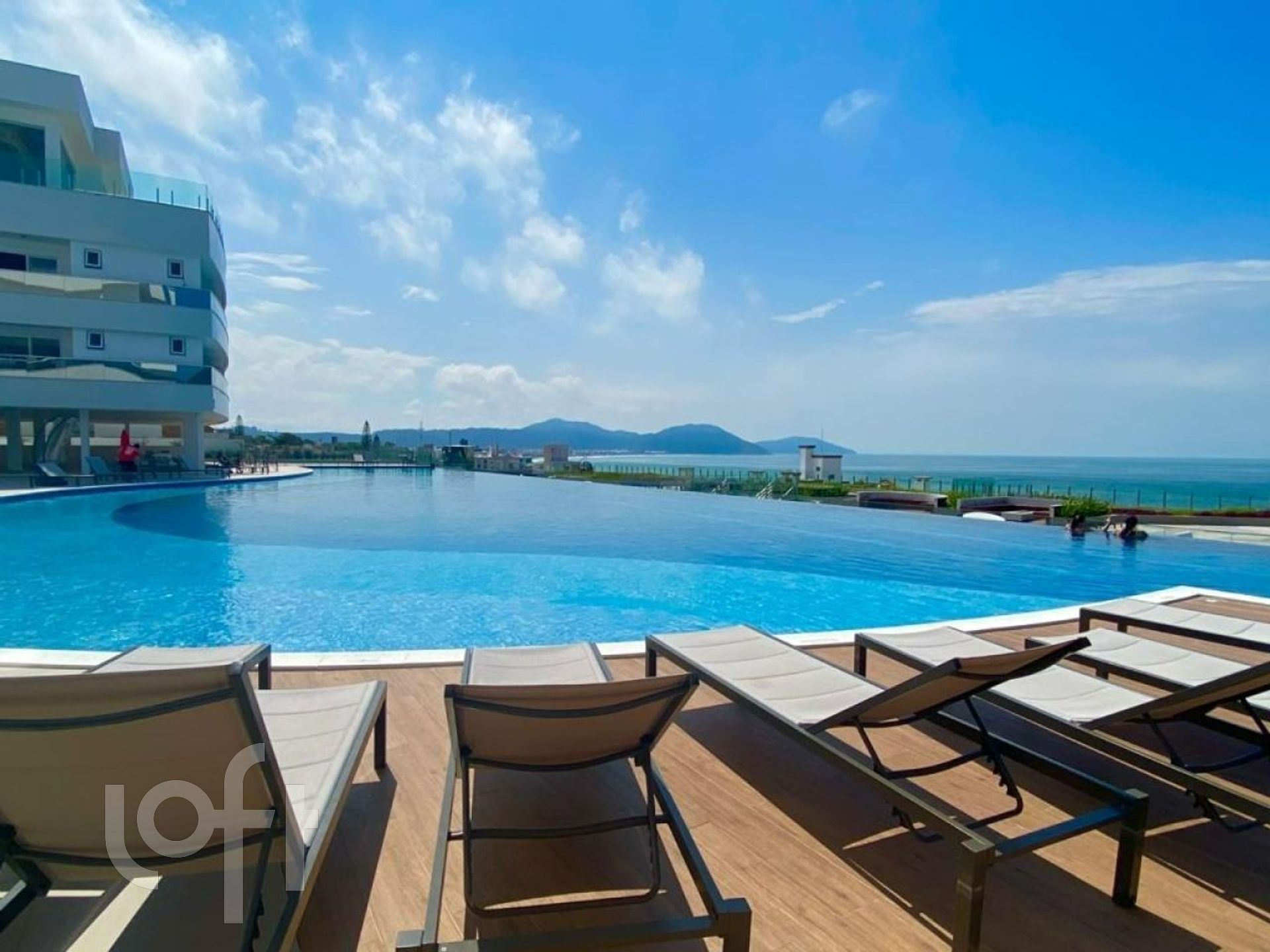 BROGNOLI VENDE- Cobertura com 03 suítes e jacuzzi vista mar em Condomínio Clube