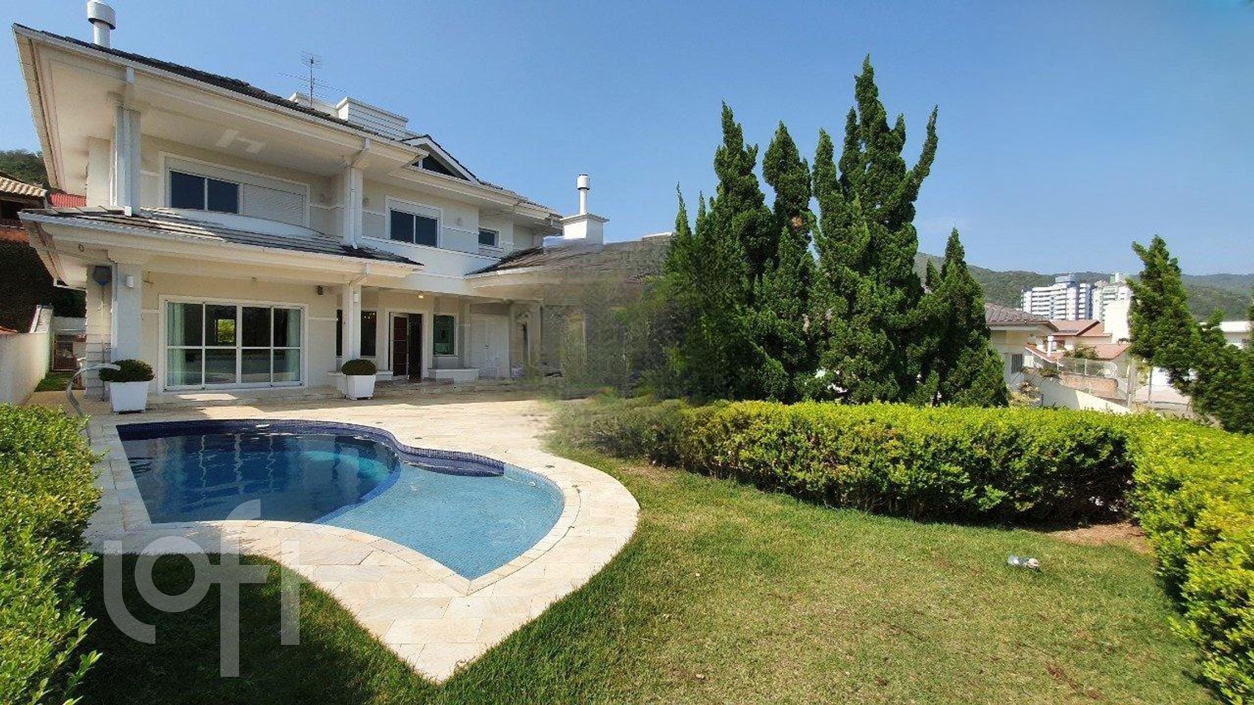 Casa à venda em Córrego Grande com 305 m², 3 quartos, 3 suítes, 2 vagas