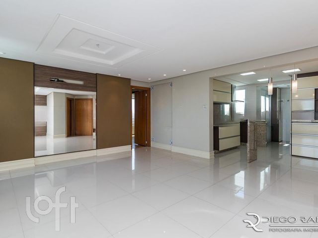 Apartamento com 105m², 3 dormitórios, 1 suíte, 2 vagas, Petrópolis em Porto Alegre