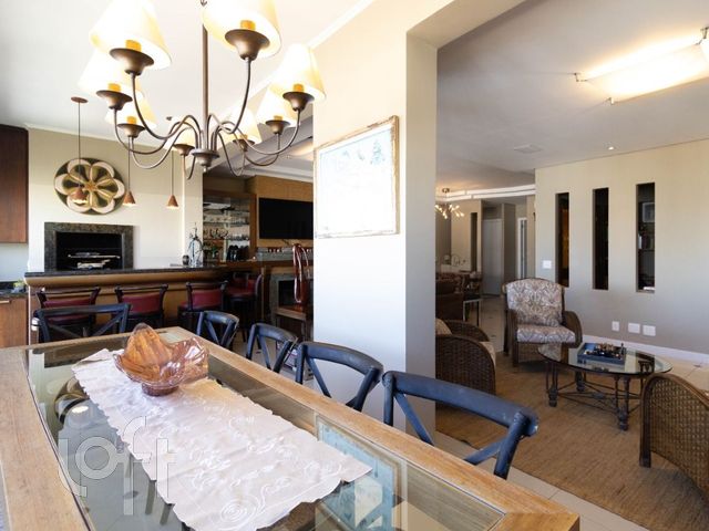 Apartamento com 148m², 3 dormitórios, 1 suíte, 3 vagas, Petrópolis em Porto Alegre