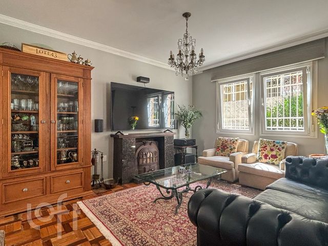 Casa com 277m², 4 dormitórios, 1 suíte, 4 vagas, Petrópolis em Porto Alegre