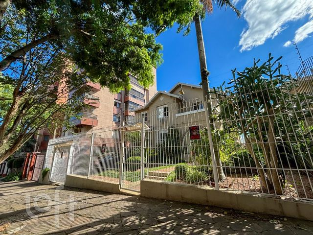 Casa com 277m², 4 dormitórios, 1 suíte, 4 vagas, Petrópolis em Porto Alegre