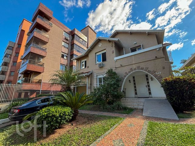 Casa com 277m², 4 dormitórios, 1 suíte, 4 vagas, Petrópolis em Porto Alegre