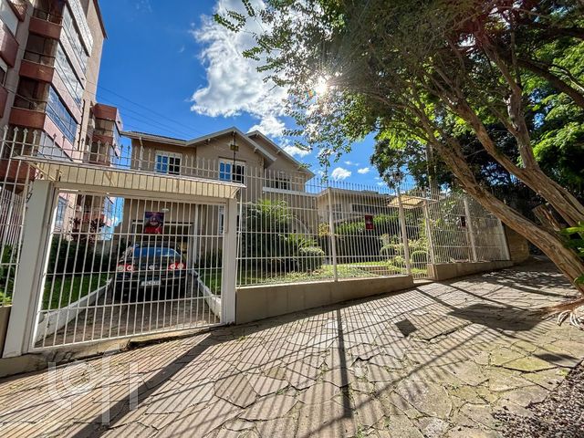 Casa com 277m², 4 dormitórios, 1 suíte, 4 vagas, Petrópolis em Porto Alegre
