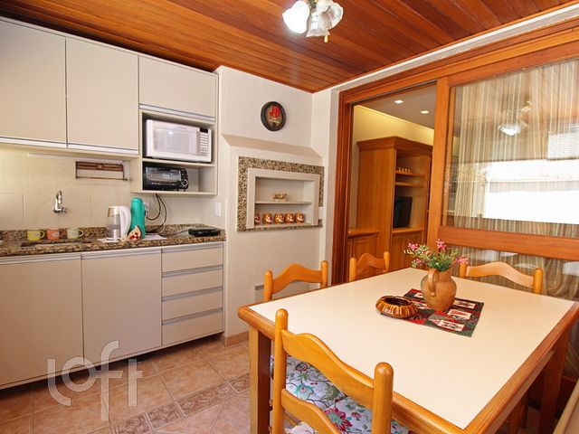 Apartamento com 91m², 3 dormitórios, 1 suíte, 2 vagas, Petrópolis em Porto Alegre