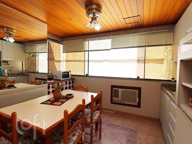 Apartamento com 91m², 3 dormitórios, 1 suíte, 2 vagas, Petrópolis em Porto Alegre