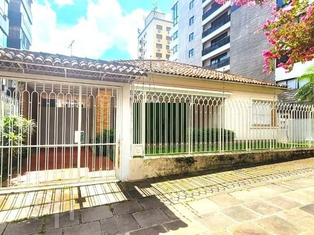 Casa com 400m², 5 dormitórios, 6 vagas, Petrópolis em Porto Alegre