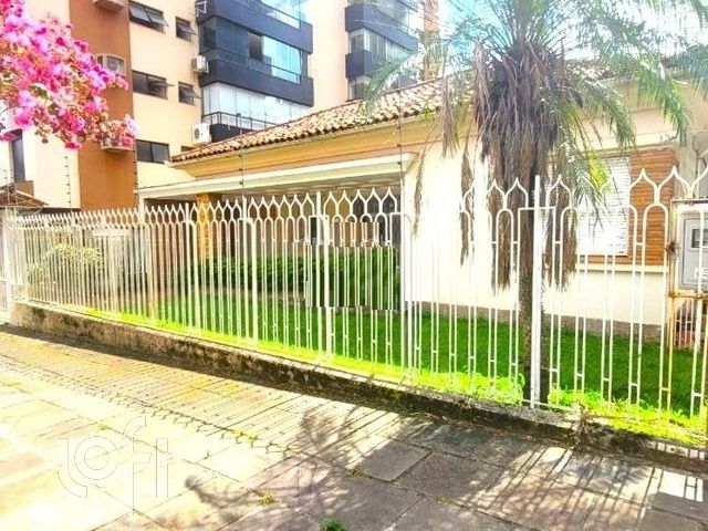 Casa com 400m², 5 dormitórios, 6 vagas, Petrópolis em Porto Alegre