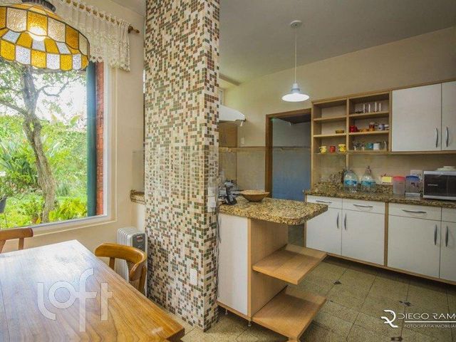 Casa com 271m², 3 dormitórios, 2 suítes, 2 vagas, Três Figueiras em Porto Alegre