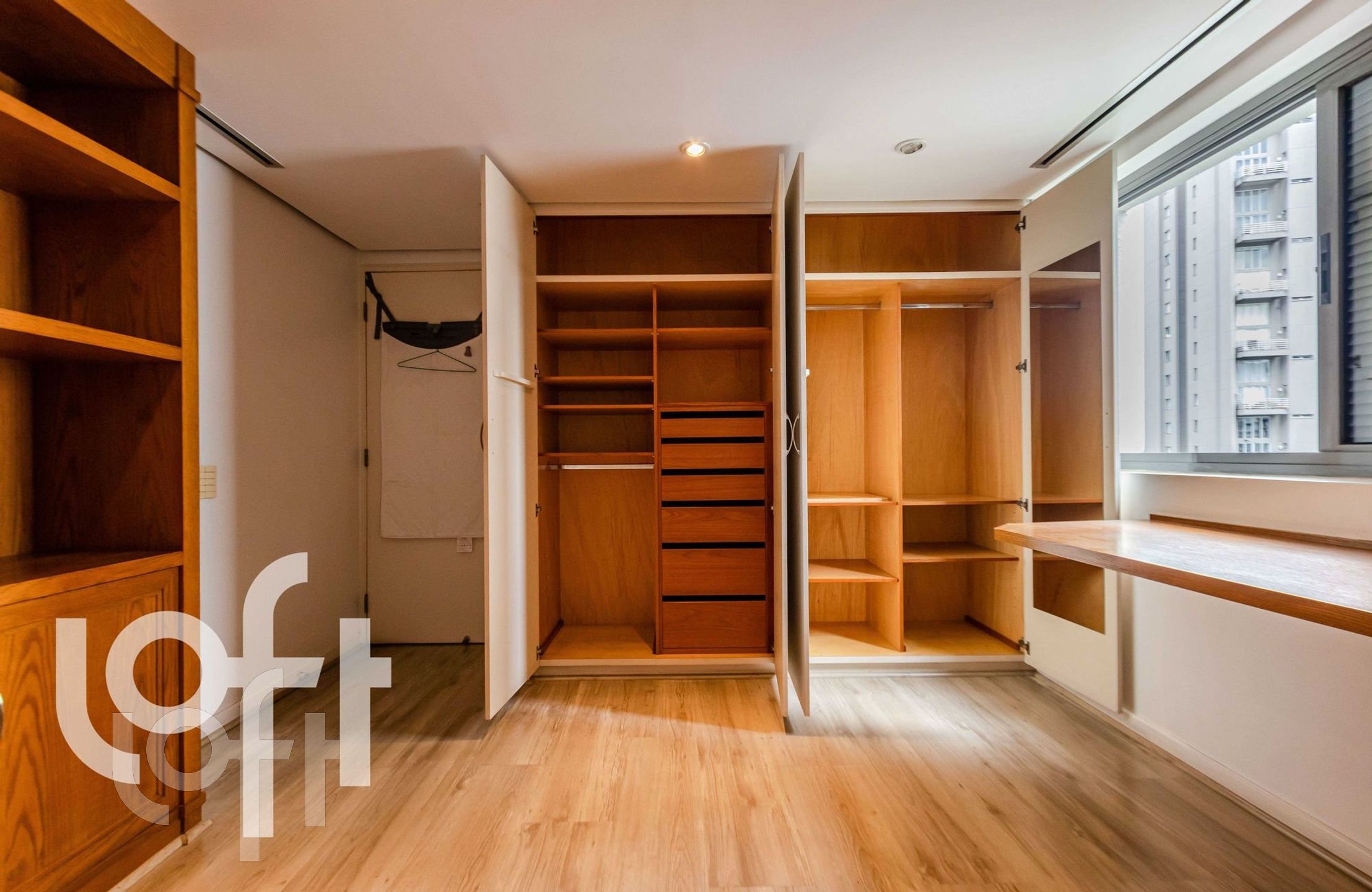 Apartamento à venda com 4 quartos, 277m² - Foto 2