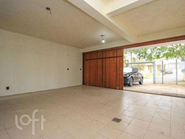 Casa com 374m², 4 dormitórios, 1 suíte, 3 vagas, Chácara das Pedras em Porto Alegre