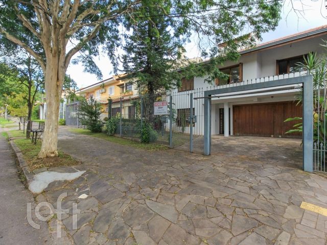 Casa com 374m², 4 dormitórios, 1 suíte, 3 vagas, Chácara das Pedras em Porto Alegre