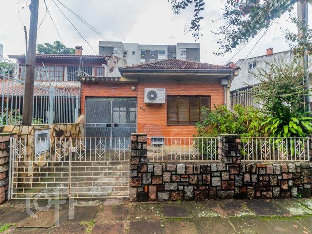 Casa com 216m², 3 dormitórios, 1 suíte, 3 vagas, Higienópolis em Porto Alegre