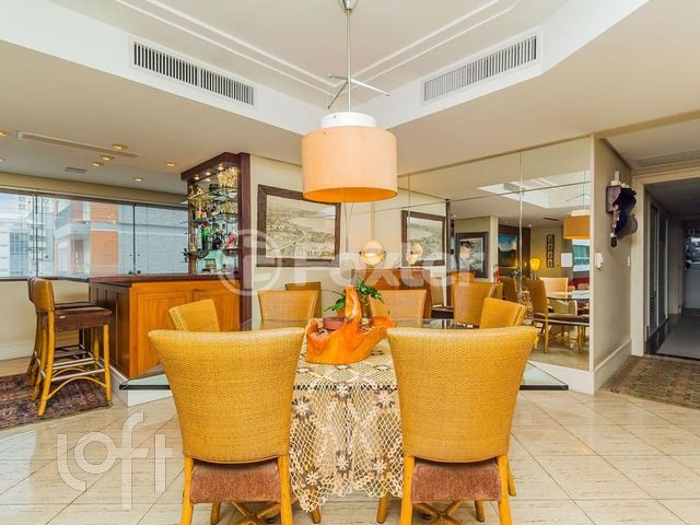 Apartamento com 186m², 3 dormitórios, 3 suítes, 3 vagas, Petrópolis em Porto Alegre