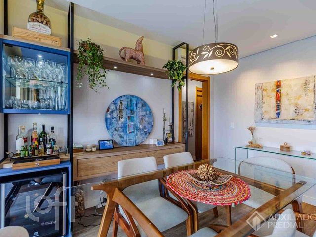 Apartamento com 105m², 3 dormitórios, 1 suíte, 2 vagas, Menino Deus em Porto Alegre