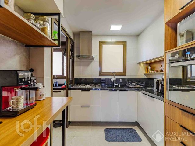Apartamento com 105m², 3 dormitórios, 1 suíte, 2 vagas, Menino Deus em Porto Alegre