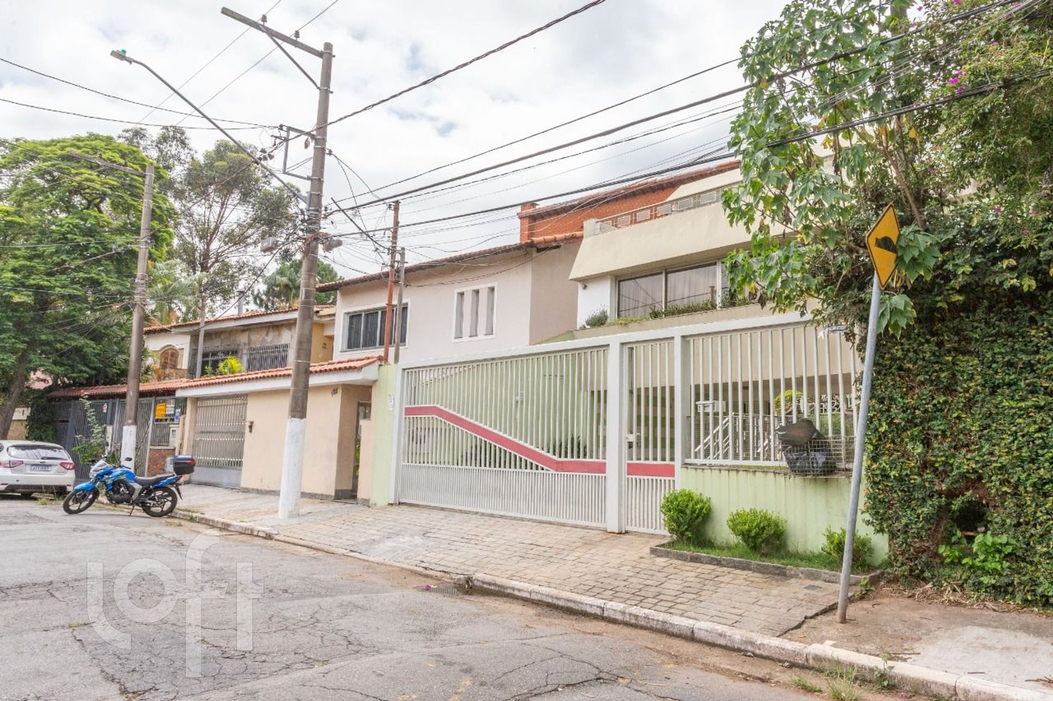 Casa à venda com 4 quartos, 238m² - Foto 1