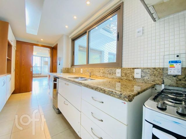 Apartamento com 130m², 3 dormitórios, 1 suíte, 2 vagas, Três Figueiras em Porto Alegre