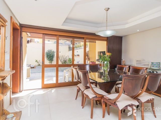 Casa em Condomínio com 373m², 4 dormitórios, 1 suíte, 4 vagas, Jardim Botânico em Porto Alegre